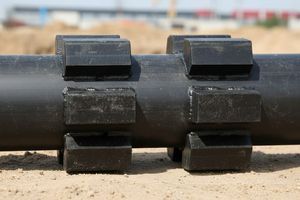 Неподвижные опоры для полиэтиленовых труб: как обуздать линейное расширение фото